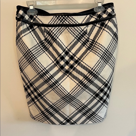 White House Black Market Plaid Pencil Skirt - Picture 3 of 6
